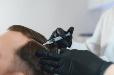 Trikoloğum klinikteki hastaya iğne yapıyor..