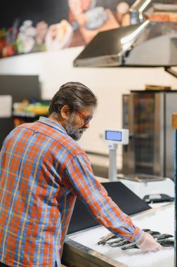 Adam markette taze balık seçiyor..