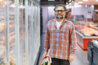 Son sınıf öğrencisi marketten yiyecek alıyor..
