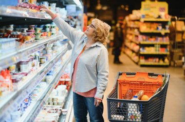 Markette duran olgun bir kadın..