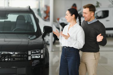 genç yakışıklı adam güzel karısı için sürpriz yapar elleri bayilik merkezinde mevcut için yeni araba satın ayakta gözlerini kapatır