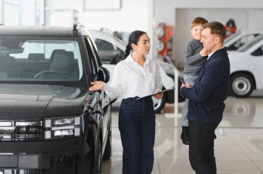 Baba oğul araba galerisinden yeni bir araba seçiyorlar..