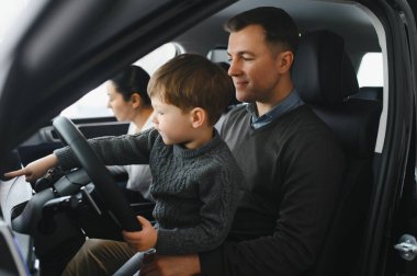 Genç, beyaz bir aile bayilikten araba seçiyor. En rahat ve güvenli arabayı istiyorlar.