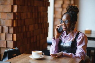Telefon kullanan Afrikalı Amerikalı kadın..