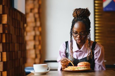 Afro-Amerikan kadın vejetaryen etsiz burger.