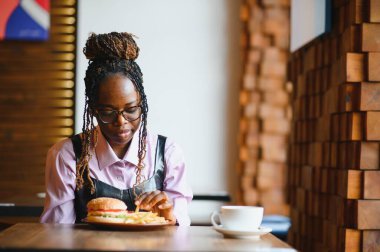 Afro-Amerikan kadın vejetaryen etsiz burger.