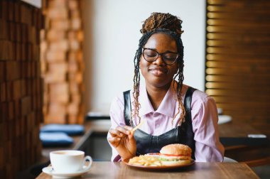 Afro-Amerikan kadın vejetaryen etsiz burger.