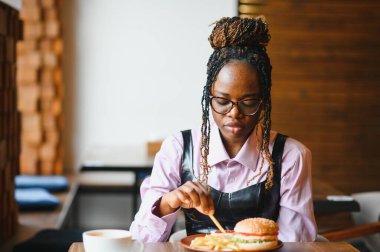 Afro-Amerikan kadın vejetaryen etsiz burger.