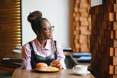 Afro-Amerikan kadın vejetaryen etsiz burger.
