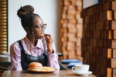 Afro-Amerikan kadın vejetaryen etsiz burger.