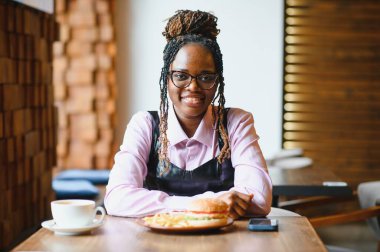 Afro-Amerikan kadın vejetaryen etsiz burger.