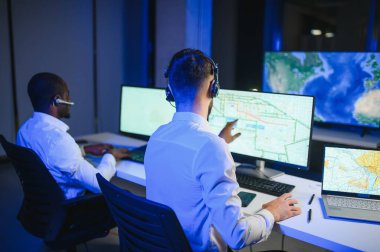 Nakliye için destek merkezleri gönderiliyor. Kargo teslimatının lojistik ve navigasyonu.