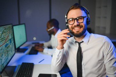 Nakliye için destek merkezleri gönderiliyor. Kargo teslimatının lojistik ve navigasyonu.