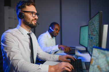 Nakliye için destek merkezleri gönderiliyor. Kargo teslimatının lojistik ve navigasyonu.