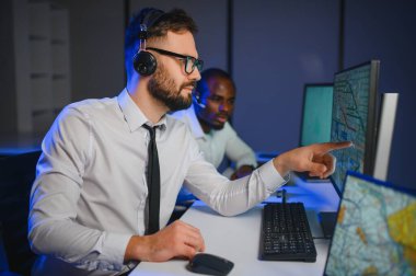 Nakliye için destek merkezleri gönderiliyor. Kargo teslimatının lojistik ve navigasyonu.