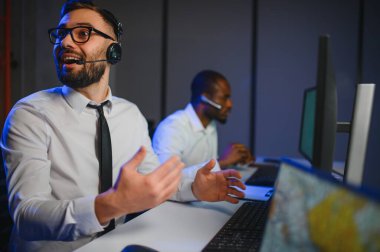 Nakliye için destek merkezleri gönderiliyor. Kargo teslimatının lojistik ve navigasyonu.