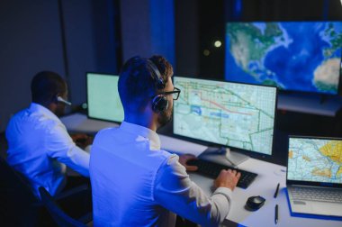 Nakliye için destek merkezleri gönderiliyor. Kargo teslimatının lojistik ve navigasyonu.