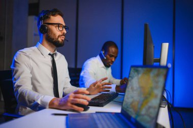 Nakliye için destek merkezleri gönderiliyor. Kargo teslimatının lojistik ve navigasyonu.