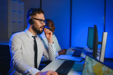 Nakliye için destek merkezleri gönderiliyor. Kargo teslimatının lojistik ve navigasyonu.