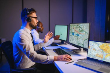 Nakliye için destek merkezleri gönderiliyor. Kargo teslimatının lojistik ve navigasyonu.