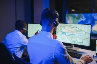 Nakliye için destek merkezleri gönderiliyor. Kargo teslimatının lojistik ve navigasyonu.