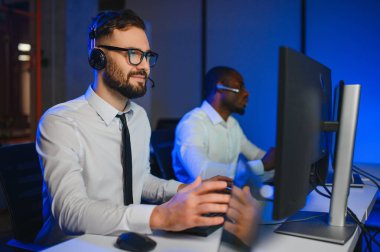 Nakliye için destek merkezleri gönderiliyor. Kargo teslimatının lojistik ve navigasyonu.