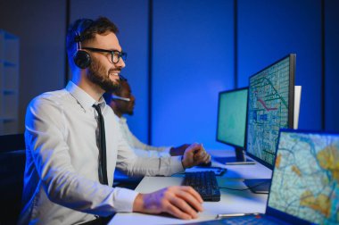 Nakliye için destek merkezleri gönderiliyor. Kargo teslimatının lojistik ve navigasyonu.