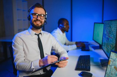 Nakliye için destek merkezleri gönderiliyor. Kargo teslimatının lojistik ve navigasyonu.