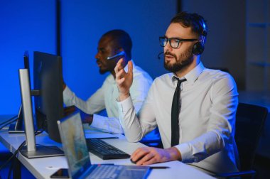 Nakliye için destek merkezleri gönderiliyor. Kargo teslimatının lojistik ve navigasyonu.