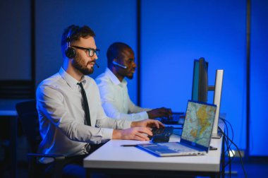 Nakliye için destek merkezleri gönderiliyor. Kargo teslimatının lojistik ve navigasyonu.