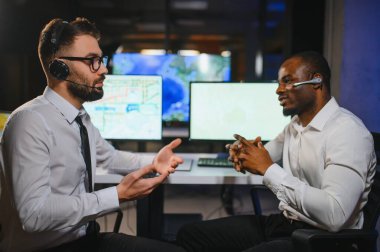 Nakliye için destek merkezleri gönderiliyor. Kargo teslimatının lojistik ve navigasyonu.