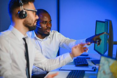 Nakliye için destek merkezleri gönderiliyor. Kargo teslimatının lojistik ve navigasyonu.