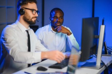 Nakliye için destek merkezleri gönderiliyor. Kargo teslimatının lojistik ve navigasyonu.