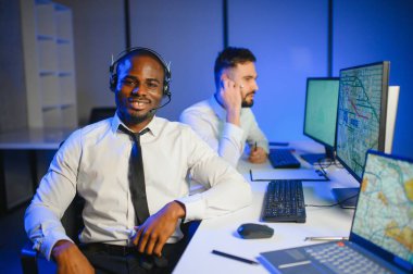 Nakliye için destek merkezleri gönderiliyor. Kargo teslimatının lojistik ve navigasyonu.