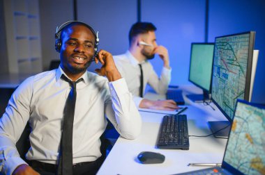 Nakliye için destek merkezleri gönderiliyor. Kargo teslimatının lojistik ve navigasyonu.