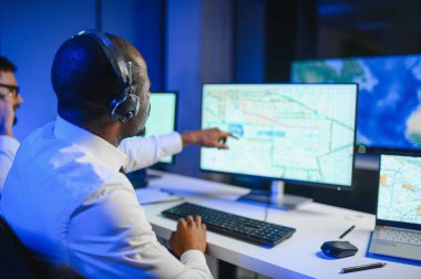 Nakliye için destek merkezleri gönderiliyor. Kargo teslimatının lojistik ve navigasyonu.