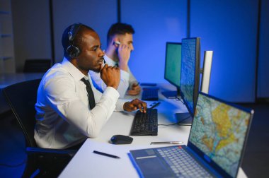 Nakliye için destek merkezleri gönderiliyor. Kargo teslimatının lojistik ve navigasyonu.