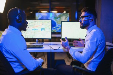 Nakliye için destek merkezleri gönderiliyor. Kargo teslimatının lojistik ve navigasyonu.