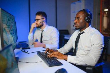 Nakliye için destek merkezleri gönderiliyor. Kargo teslimatının lojistik ve navigasyonu.