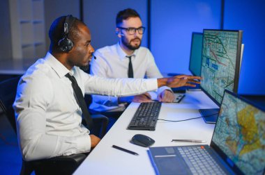 Nakliye için destek merkezleri gönderiliyor. Kargo teslimatının lojistik ve navigasyonu.