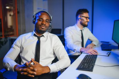 Tamirat merkezi. Hava seyrüsefer kontrol panosunda çalışan genç Afro-Amerikan erkeklerin belini kaldırın.