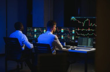 Bilgisayar monitöründe çalışan ve ticaret bürolarında internette gezinen işlemci takımı..