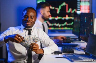 Takım çalışması kavramı. Borsacılardan oluşan bir ekip modern ofiste birçok ekran ekranı ile çalışır..