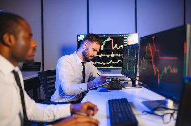 Bilgisayar monitöründe çalışan ve ticaret bürolarında internette gezinen işlemci takımı..