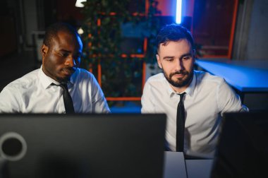 Bilgisayar monitöründe çalışan ve ticaret bürolarında internette gezinen işlemci takımı..