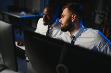 Takım çalışması kavramı. Borsacılardan oluşan bir ekip modern ofiste birçok ekran ekranı ile çalışır..