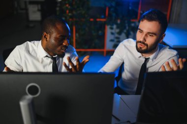 Önx ticaret grafikleri ve grafikleri ile bilgisayar ekranında çalışan tüccar takımı.