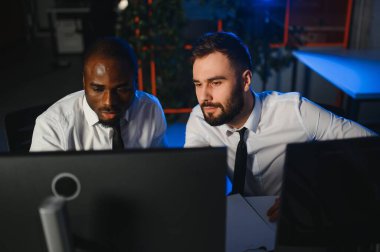 Takım çalışması kavramı. Borsacılardan oluşan bir ekip modern ofiste birçok ekran ekranı ile çalışır..