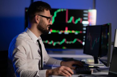 Mali Analizci, Gerçek Zaman Stokları ile Çoklu Monitör Çalışma İstasyonunda Bir Bilgisayar Üzerinde Çalışıyor.