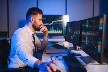 Bilgisayar ekranına bakan kripto tüccar yatırımcısı analizcisi bilgisayar ekranındaki finansal grafik verilerini analiz ediyor, online borsa ticaret yatırımları hakkında düşünüyor omuz manzarası üzerinden küresel riskler.